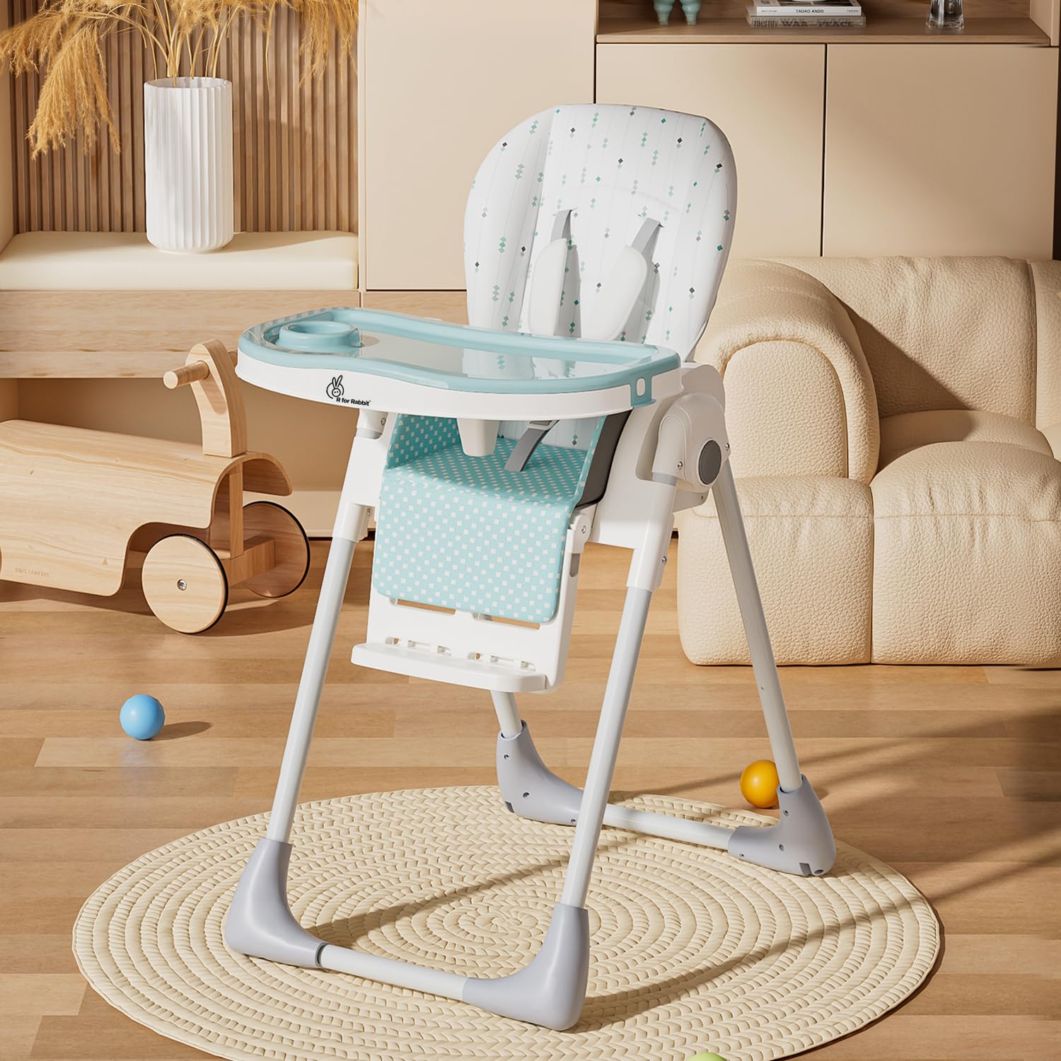 Marshmallow Lite Baby Feeding High Chair for babies, adjustable to 6 levels, with a cute bear design on the backrest and a removable tray. Ideal for baby feeding time on usmile.toys. www.usmile.toys